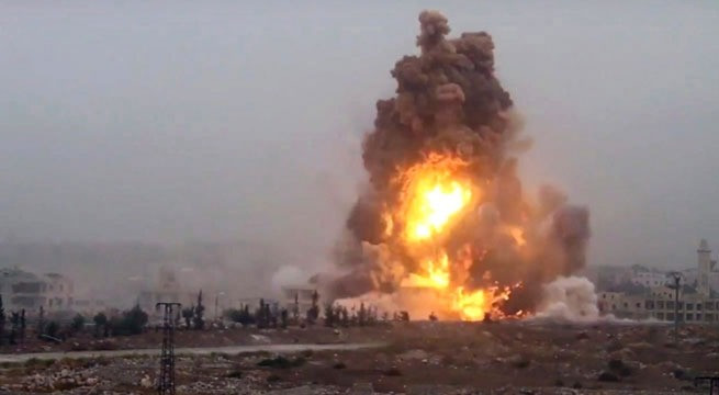 Bom vảy cá. Vào ngày 27/6/1985, Mỹ đã tiến hành một cuộc thử nghiệm với loại bom vảy cá. Tại Trung tâm phòng chống tên lửa của Mỹ, họ kích nổ 5.000 tấn muối amoni nitorat để mô phỏng một vụ nổ bom hạt nhân. Mục tiêu chính của thử nghiệm này là tìm hiểu liệu các vũ khí hạt nhân nhỏ có thể ảnh hưởng đến phần cứng quân sự hay không.