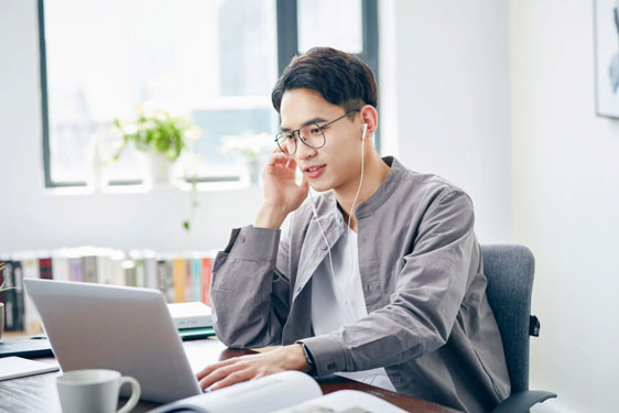 Không chỉ là vấn đề phong thủy, khi phòng làm việc bị ô nhiễm tiếng ồn cũng sẽ làm giảm sự tập trung, từ đó làm giảm hiệu quả công việc của bạn.