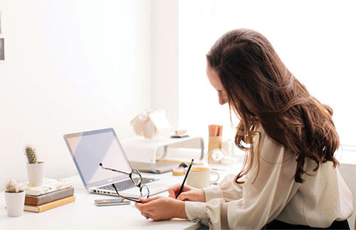 Một điều nữa cần lưu ý, đó là tránh kê bàn làm việc ngay giữa phòng. Khi kê bàn giữa phòng nghĩa là cả 4 bên đều thiếu “sơn”. Vì thế bạn sẽ bị cô lập, không đươc nâng đỡ về tinh thần, dễ phân tán, mắc sai lầm khi làm việc.