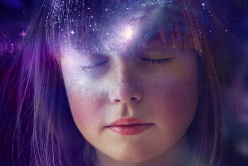 Tiếp theo cô nhìn thấy một thác nước rất mạnh từ trên núi hoặc thuỷ triều ào tới ngôi làng, nơi mà cô sống cùng đứa con gái nhỏ của mình. Tiếp đó, Catherin lại thấy mình là một phụ nữ Tây Ban Nha 56 tuổi, mặc một chiếc váy thêu màu đen đang nhảy múa trong ngày hội vào năm 1756. Sau đó là cảm giác nóng, vã mồ hôi, có nhiều người chết vì nước bị nhiễm độc và cô may mắn sống sót. Đến đây thì buổi thôi miên đầu tiên kết thúc.