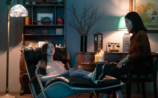 Sau khi áp dụng những biện pháp chữa bệnh thông dụng trong một thời gian dài, việc điều trị của bác sỹ không tiến triển. Vì vậy, bác sĩ quyết định dùng phương pháp thôi miên, đưa bệnh nhân trở về thời thơ ấu để tìm ra nguyên nhân nỗi sợ hãi của cô.