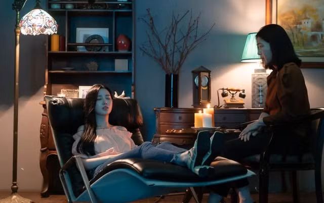 Sau khi áp dụng những biện pháp chữa bệnh thông dụng trong một thời gian dài, việc điều trị của bác sỹ không tiến triển. Vì vậy, bác sĩ quyết định dùng phương pháp thôi miên, đưa bệnh nhân trở về thời thơ ấu để tìm ra nguyên nhân nỗi sợ hãi của cô.