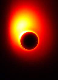 Hình ảnh này trái ngược hoàn toàn với lỗ đen được tìm thấy ở trung tâm của Dải Ngân hà Sagittarius A (Sgr.A), khi nó tiêu thụ vật chất thấp đến mức được các nhà khoa học so sánh với việc con người "ăn 1 hạt gạo mỗi triệu năm".