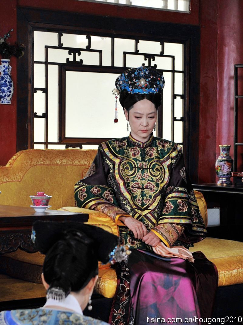 Vị hoàng hậu cuối cùng cũng là mẫu thân của hoàng đế Ung Chính - Hiếu Cung Nhân hoàng hậu. Thực ra trong khoảng thời gian Khang Hi tại vị, bà hoàn toàn không thuận lợi bước lên vị trí hoàng hậu.