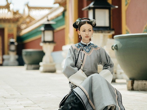 Người phụ nữ cuối cùng nằm chung lăng mộ với hoàng đế Khang Hi có xuất thân Phi tử bình thường. Bà là Kính Mẫn quý phi Chương Giai thị. Chương Giai thị xuất thân là một nô bộc trong phủ nội vụ, tổ tiên bà là người Triều Tiên.