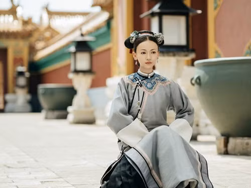 Người phụ nữ cuối cùng nằm chung lăng mộ với hoàng đế Khang Hi có xuất thân Phi tử bình thường. Bà là Kính Mẫn quý phi Chương Giai thị. Chương Giai thị xuất thân là một nô bộc trong phủ nội vụ, tổ tiên bà là người Triều Tiên.