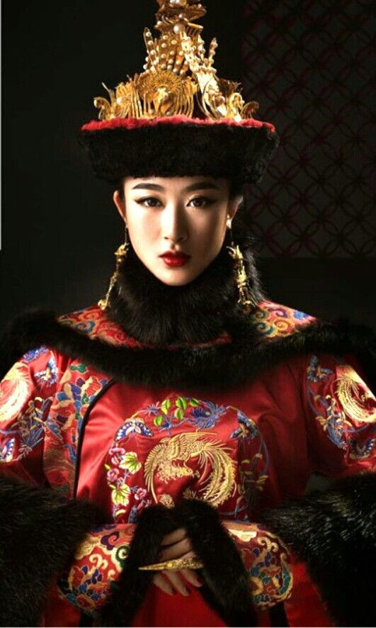 Hoàng hậu đầu tiên được sắc phong khi Khang Hi vừa mới tại vị không lâu là Hiếu Thành Nhân hoàng hậu. Vị hoàng hậu này cũng là người kề cạnh với Khang Hi trong khoảng thời gian quan trọng nhất của cuộc đời ông.