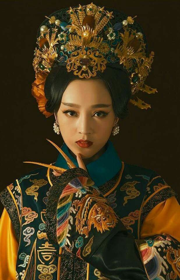 Vị hoàng hậu thứ 3 của Khang Hi là Hiếu Ý Nhân hoàng hậu. Do sự ra đi của hai hoàng hậu trước, hoàng đế Khang Hi không dám tùy tiện phong hoàng hậu nữa. Vì vậy khi đó, Hiếu Ý Nhân chỉ giữ vị trí Hoàng quý phi.