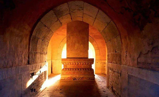 Hơn nữa, trong đó có 1 người xuất thân nô tì thấp kém nhưng lại có vinh hạnh được hợp táng cùng hoàng đế Khang Hy.