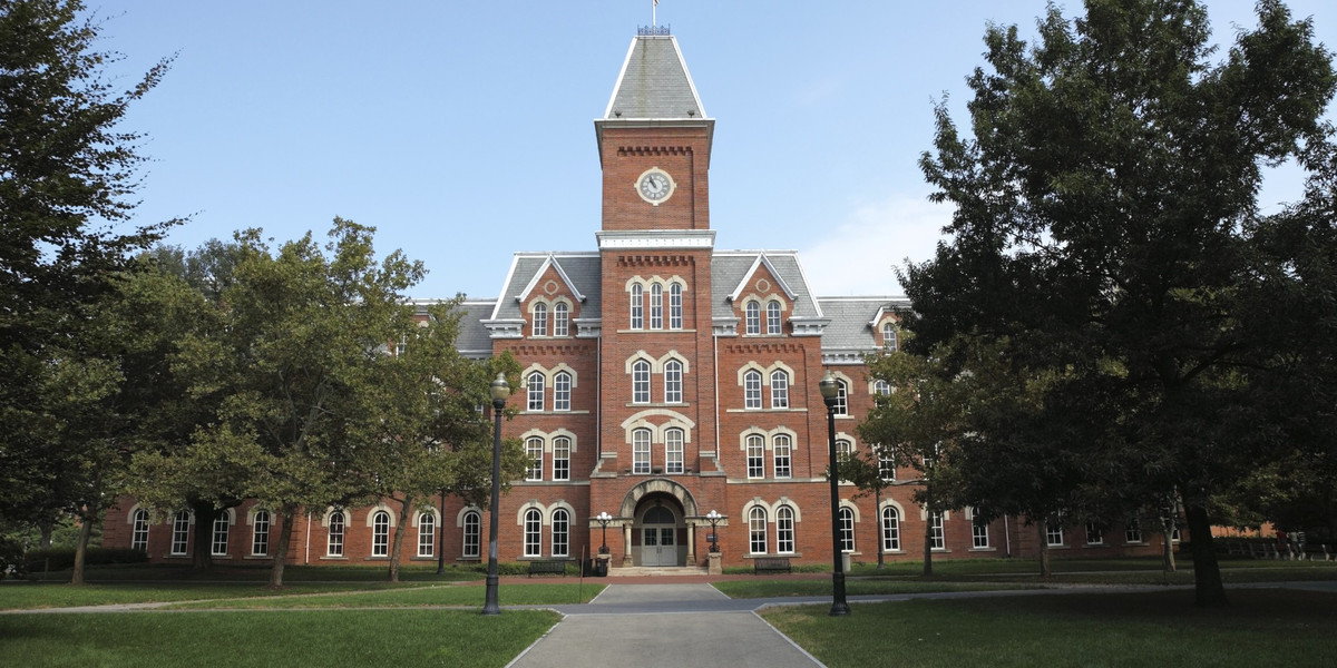 9. Là một thiên tài không có nghĩa là bạn sẽ có nguồn tài chính dồi dào. Một nghiên cứu của Trung tâm nghiên cứu nguồn nhân lực tại Đại học Bang Ohio cho thấy những người IQ thấp có khả năng tiết kiệm tiền không thua gì người có IQ cao.