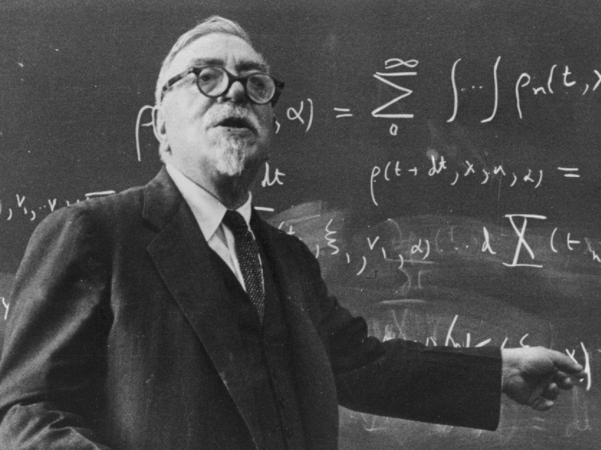 12. Không phải cứ là thiên tài thì sẽ có trí nhớ tốt. Norbert Weiner, người phát minh ra lĩnh vực điều khiển học, là nguyên mẫu của thiên tài đãng trí. Một lần, Weiner quên mất rằng mình đã lái xe đến một hội nghị. Ông đã bắt xe buýt về nhà và báo cáo rằng xe của mình bị mất.
