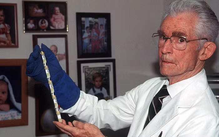 8. Tuy nhiên, Robert Klark Graham đã mất vào năm 1997. Sau đó, ngân hàng lưu trữ tinh trùng "Repository for Germinal Choice" đã phải đóng cửa vào năm 1999.