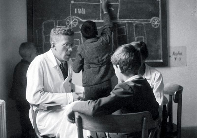 11. Hans Asperger, một bác sĩ nhi khoa người Áo, đã xác định được hội chứng Asperger, một dạng tự kỷ thường xuất hiện ở trẻ em có thể gây ra những khiếm khuyết từ nhẹ đến nặng.