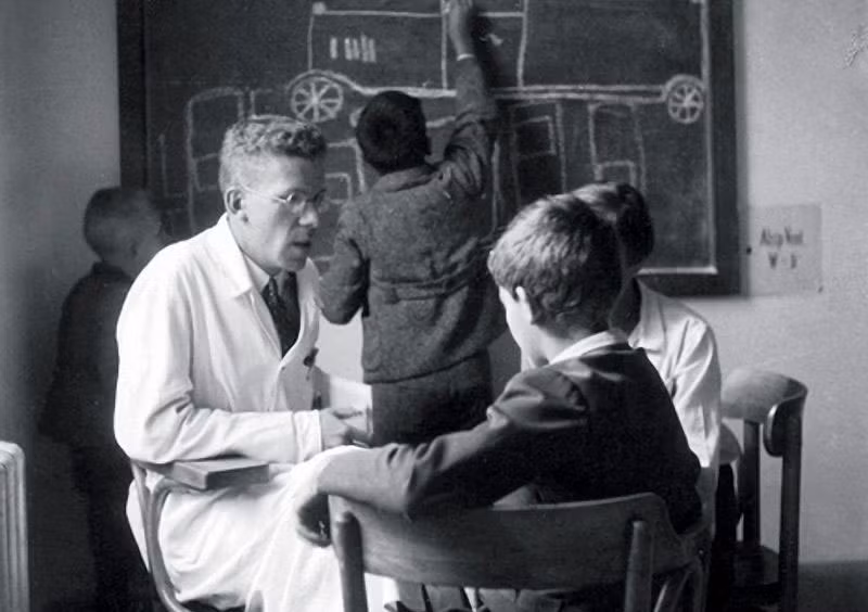 11. Hans Asperger, một bác sĩ nhi khoa người Áo, đã xác định được hội chứng Asperger, một dạng tự kỷ thường xuất hiện ở trẻ em có thể gây ra những khiếm khuyết từ nhẹ đến nặng.