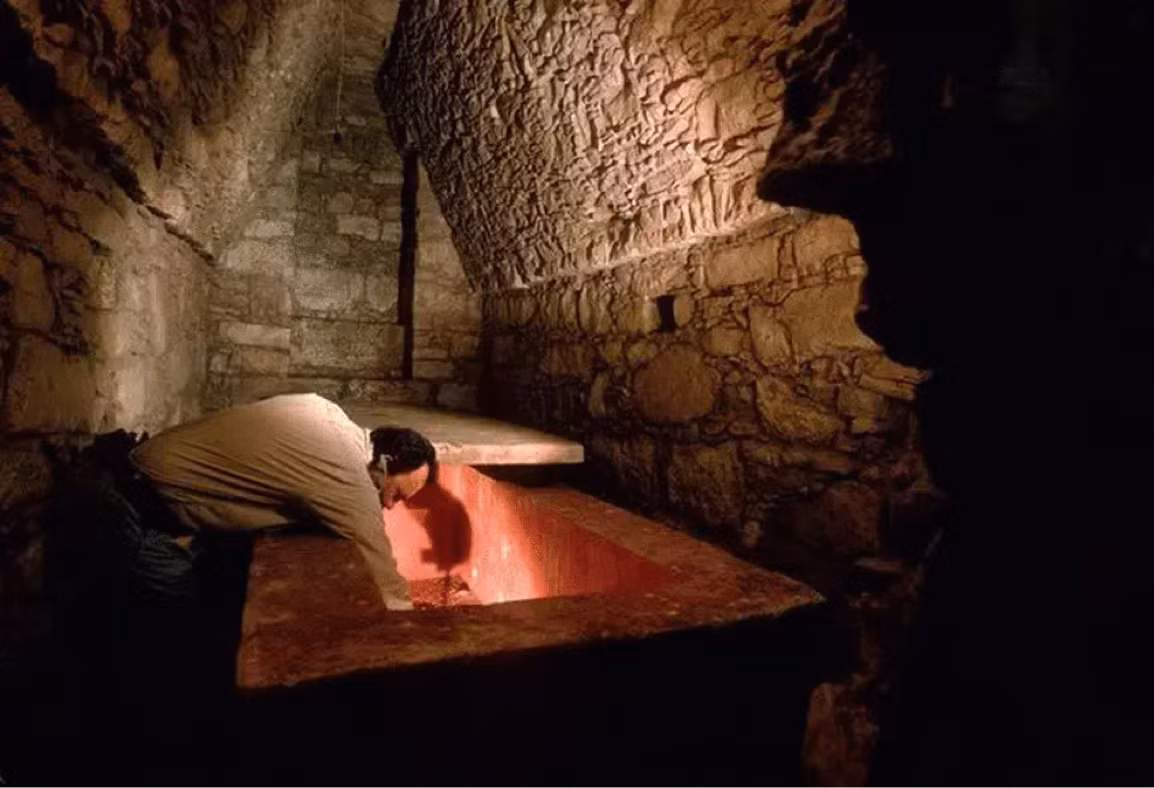 Nhóm nghiên cứu dẫn đầu bởi giáo sư - tiến sĩ Ducan Cook, trường Đại học Australian Catholic đã nghiên cứu đất và trầm tích tại các di tích Maya bao gồm Chunchumil ở Mexico; Marco Gonzales, Chan b’I và Actuncan ở Belize; La Corona, Tikal, Petén Itzá, Piedras Negras và Cancuén ở Guatemala; Palmarejo ở Honduras; Cerén ở El Salvador.