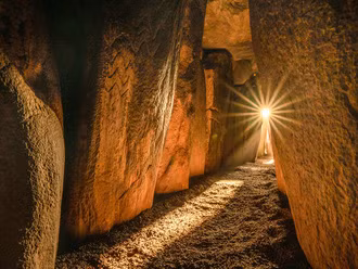 Do đó sắc tố đỏ tươi của chu sa là một chất vô giá và thiêng liêng đối trong nền văn minh cổ đại này. Tuy nhiên, chất này cũng có thể gây chết người và dấu vết của chu sa vẫn còn lưu lại trong đất và trầm tích ở các di chỉ Maya.