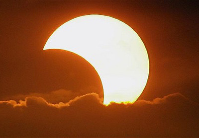 Người quan sát nhật thực cần đeo kính bảo vệ mắt bởi việc nhìn trực tiếp có thể gây tổn thương cho võng mạc.