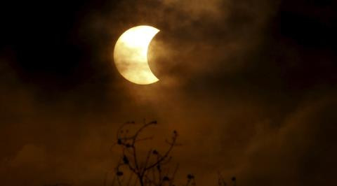 Nhật thực bán phần hôm 30/4 xảy ra chỉ 4 ngày trước khi Mặt Trăng tiến tới điểm xa Trái Đất nhất.