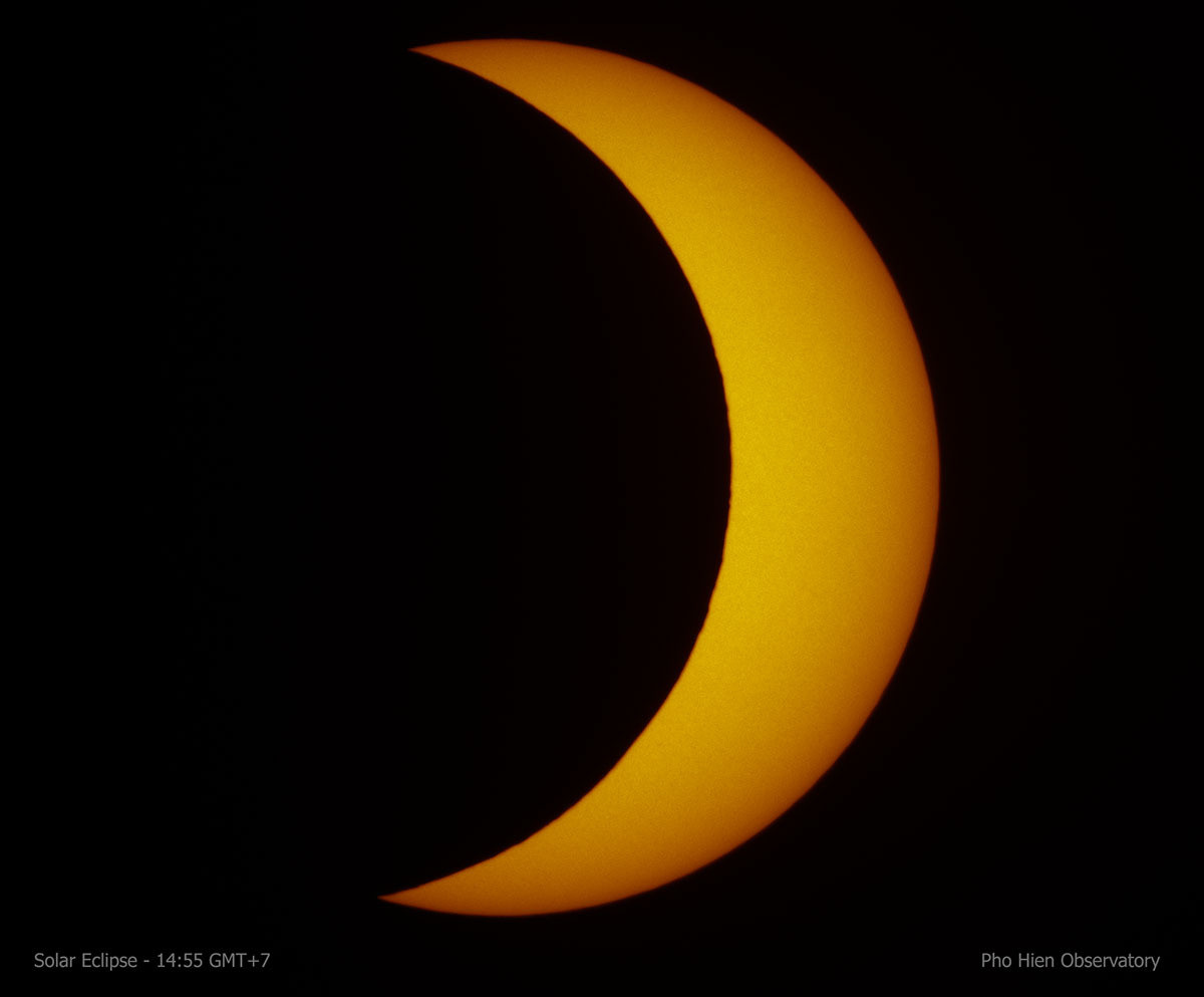 Người quan sát ở càng gần đường đi của nhật thực càng thấy Mặt Trời bị che khuất nhiều. Nhật thực đạt đỉnh khi trục bóng của Mặt Trăng đi qua gần trung tâm Trái Đất nhất.