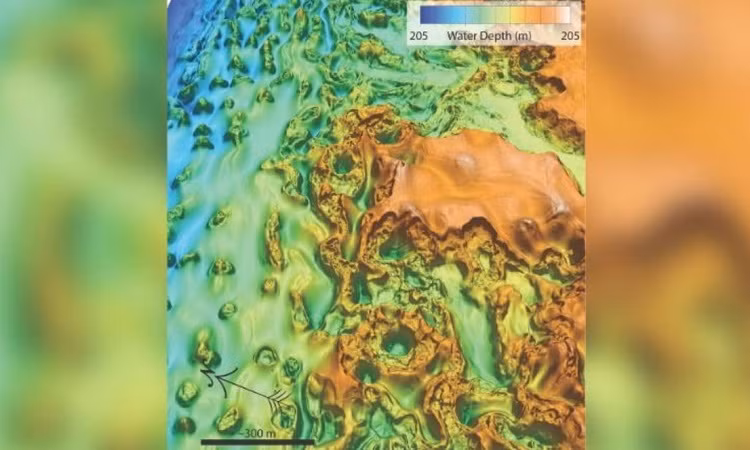 Kết quả lập bản đồ biển Beaufort ở Canada, sử dụng phương tiện điều khiển từ xa dưới nước và sóng âm từ tàu, hé lộ những thay đổi quan trọng do lớp đất đóng băng vĩnh cửu tan chảy bên dưới đáy biển.