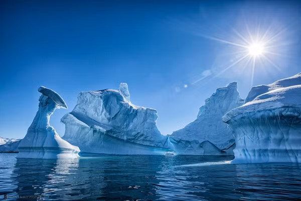 Gò đất giống pingo được tạo ra khi nước lợ tạo bởi đất đóng băng tan rã phun lên trên và đóng băng. Tuy nhóm nghiên cứu chưa thể xác định nhiệt độ của nước ngầm, nếu mức nhiệt vào khoảng 1 độ C, nó có thể làm chảy cột băng qua hàng nghìn năm.