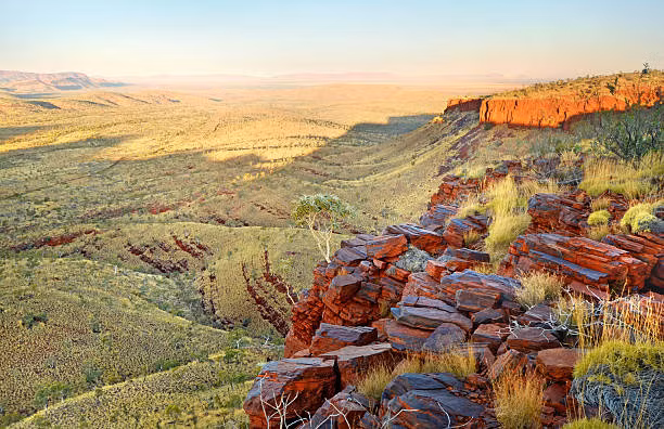 Dãy núi này trải dài 460 km từ sông Fortescue ở phía đông bắc về phía nam. Đỉnh cao nhất của nó là núi Meharry, với độ cao xấp xỉ 1.249 m so với mực nước biển.