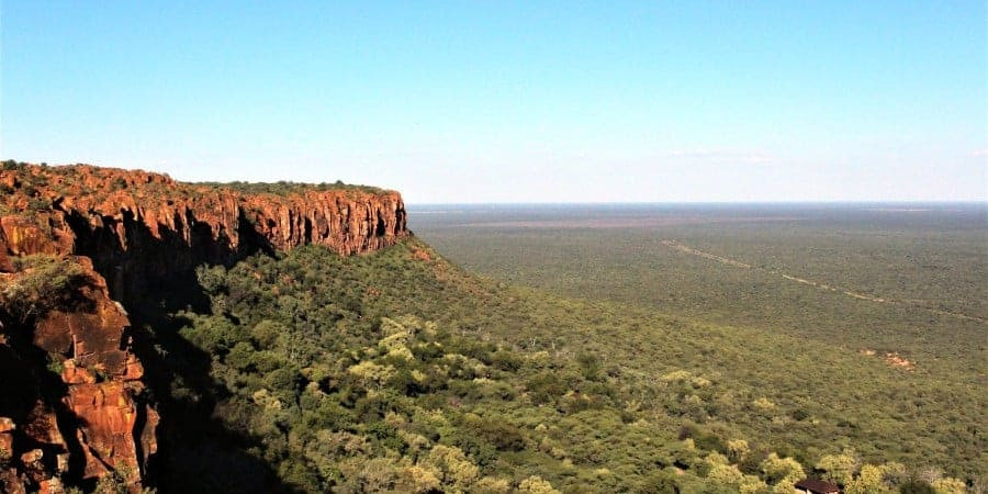 Đỉnh cao nhất trong dãy núi Waterberg là Geelhoutkop, có độ cao khoảng 1829m, trong khi chiều cao trung bình của dãy núi là khoảng 600m. Waterberg là khu vực thứ ba ở Nam Phi được UNESCO công nhận chính thức là "Khu dự trữ sinh quyển" vào năm 2001. Đúng như tên gọi Waterberg, một số ngọn núi từ dãy núi này đóng vai trò là hồ chứa nước cho những vùng khô hạn xung quanh.
