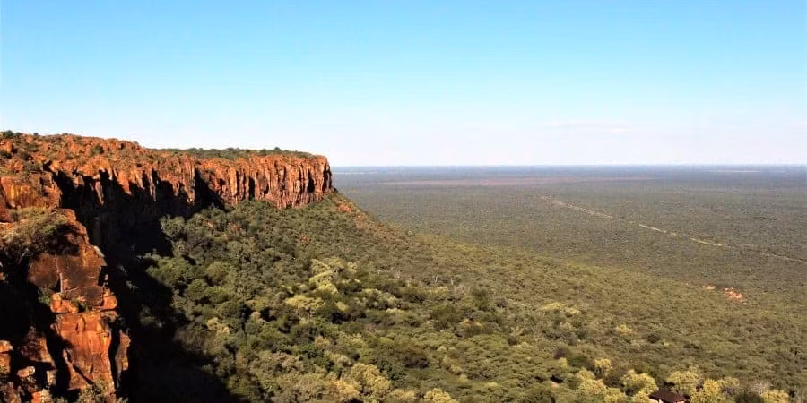 Đỉnh cao nhất trong dãy núi Waterberg là Geelhoutkop, có độ cao khoảng 1829m, trong khi chiều cao trung bình của dãy núi là khoảng 600m. Waterberg là khu vực thứ ba ở Nam Phi được UNESCO công nhận chính thức là "Khu dự trữ sinh quyển" vào năm 2001. Đúng như tên gọi Waterberg, một số ngọn núi từ dãy núi này đóng vai trò là hồ chứa nước cho những vùng khô hạn xung quanh.