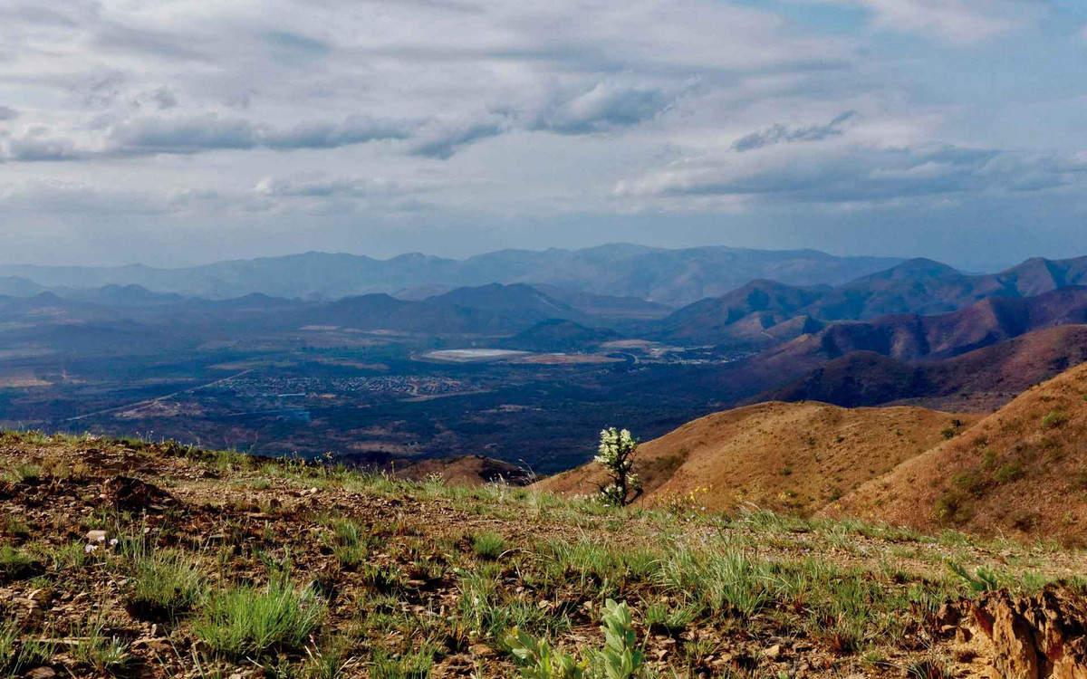 Vành đai nằm ở Nam Phi-Swaziland và được biết đến với các thành tạo đá được bảo tồn tốt. Dãy núi Makhonjwa, phần nhô ra chiếm 40% Vành đai đá xanh Barberton, cũng được UNESCO công nhận là Di sản Thế giới.
