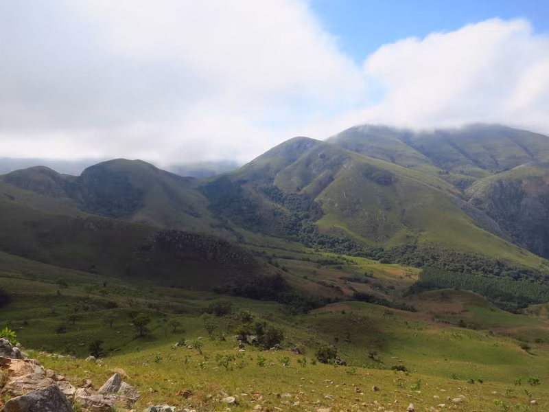 1. Vành đai đá xanh Barberton – 3,6 tỷ năm tuổi. Vành đai đá xanh Barberton được xem là dãy núi lâu đời nhất thế giới, ước tính khoảng 3,6 tỷ năm tuổi. Nó có độ cao từ 610 đến 1.800 m so với mực nước biển và diện tích xấp xỉ 16.000 km2.