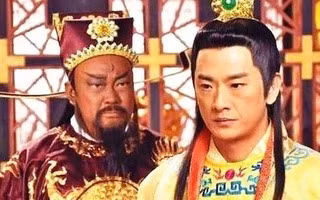 Vốn dĩ bởi vì thánh chỉ rất khó để có thể làm giả được. Khi hoàng thất thiết kế ra thánh chỉ thì sẽ cân nhắc tới sự an toàn vào tính bảo mật của nó, để tránh có kẻ giở trò giả mạo. Thế nên họ đã ngầm giấu rất nhiều cấu tạo bí mật bên trong thánh chỉ mà ta nghĩ là đơn giản, thậm chí ngay cả chữ đầu tiên trên đó cũng không bỏ qua.