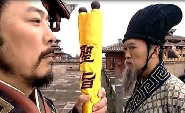 Thế nên chữ “phụng” cũng là cách đơn giản nhất để phân biệt thánh chỉ thật hay giả. Rồng và mây cát tường trên thánh chỉ cũng được thông qua quá trình chế tác nghiêm ngặt và tỉ mỉ, không nói tới việc kỹ thuật tinh tế bao nhiêu, chỉ nói tới sự móc nối liền mạch của nó thôi cũng là điều mà người khác không thể lãnh hội và giả mạo được.