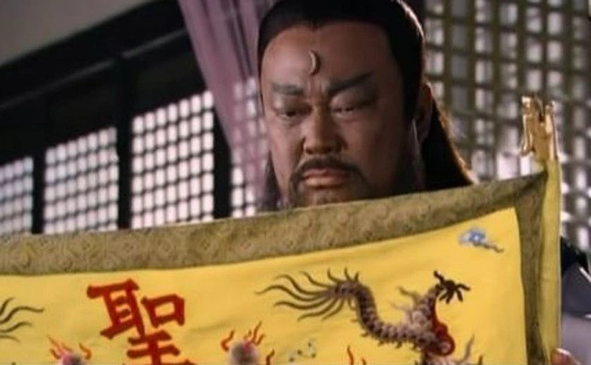 Thoạt nhìn nhiều người sẽ nghĩ thánh chỉ chỉ có màu vàng, nhưng thực tế không phải vậy. Nó được tạo ra bằng nhiều sợi tơ màu với những màu sắc khác nhau, nhiều nhất có thể lên đến 6 loại màu sắc.