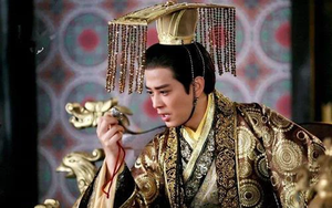 Thế nên cũng chẳng có ai dám làm giả ngọc tỷ chứ đừng có nói là làm giả thánh chỉ. Trong mỗi một triều đại, các hoàng đế đều vô cùng chú trọng việc làm ra thánh chỉ, tiêu tốn không ít thời gian và công sức. Vì vậy, thời xưa kẻ to gan đến đâu cũng không dám làm giả thánh chỉ.