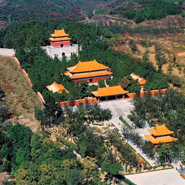 Hai bên thần đạo có các cặp tượng đá, các tác phẩm điêu khắc người và thú tinh xảo tượng trưng cho quyền lực, sự uy nghiêm của hoàng đế trong suốt cuộc đời và cũng là bằng chứng cho thấy vị hoàng đế đó vẫn thống trị mọi thứ sau khi chết.