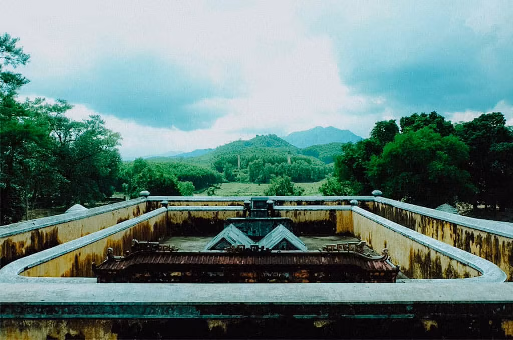 Hoàng đế còn được gọi là "thiên tử", là con của trời, quyền lực của hoàng đế chính là do thần linh ban tặng. Vì vậy, hầu hết các lăng tẩm của các triều đại trước đây đều có đặc điểm "nhìn sông dựa núi", lợi dụng địa thế tự nhiên để tăng thêm "khí" cho đế vương, bảo toàn quyền lực triều đình.