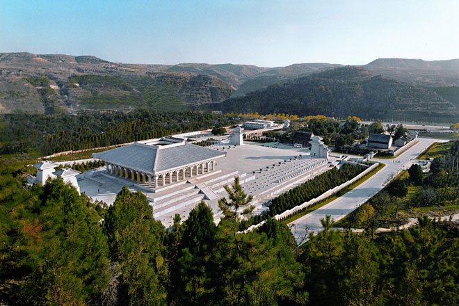 Mạch cuối cùng nằm ở phương bắc, nơi giao điểm của sông Hoàng Hà và sông Áp Lục, vượng khí ở Bắc Kinh, kết ở lăng mộ trên núi Thiên Thọ.