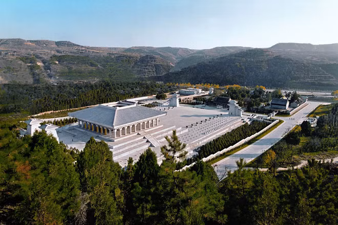 Mạch cuối cùng nằm ở phương bắc, nơi giao điểm của sông Hoàng Hà và sông Áp Lục, vượng khí ở Bắc Kinh, kết ở lăng mộ trên núi Thiên Thọ.