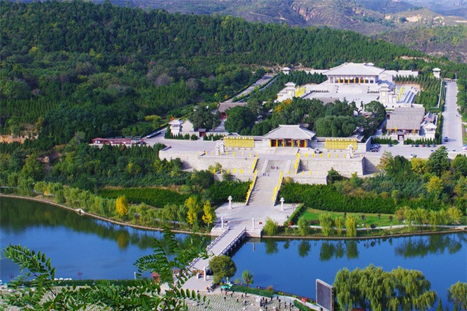 Mạch đầu tiên bắt đầu từ phía nam sông Dương Tử, vượng khí ở Nam Kinh, cuối cùng kết ở Trung Sơn Minh Hiếu Lăng; mạch thứ hai nằm ở giao điểm của sông Hoàng Hà và sông Dương Tử, thịnh vượng ở Trung Đô, kết tại Minh Tổ Lăng.