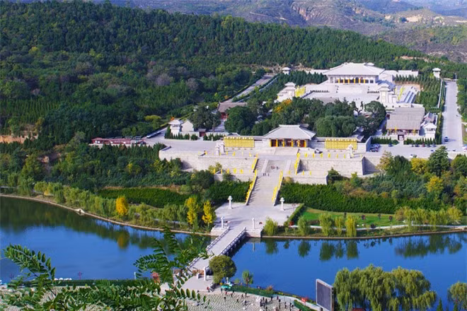 Mạch đầu tiên bắt đầu từ phía nam sông Dương Tử, vượng khí ở Nam Kinh, cuối cùng kết ở Trung Sơn Minh Hiếu Lăng; mạch thứ hai nằm ở giao điểm của sông Hoàng Hà và sông Dương Tử, thịnh vượng ở Trung Đô, kết tại Minh Tổ Lăng.