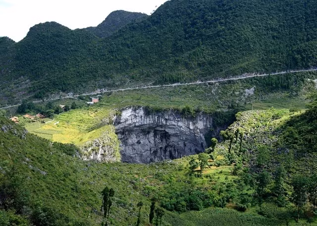 Hố sụt này nằm ở độ cao khoảng 1.000 mét so với mực nước biển, bên trong có chứa một khu rừng nguyên sinh với những cây cổ thụ cao lớn.