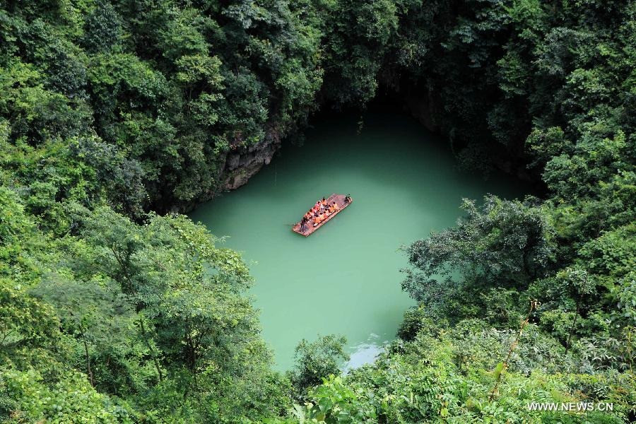 Một nhóm các nhà khoa học Trung Quốc đã vô cùng sung sướng khi khám phá ra một hố sụt khổng lồ trong Công viên địa chất toàn cầu Leye Fengshan, thuộc Khu tự trị dân tộc Choang Quảng Tây, phía Tây Nam Trung Quốc.