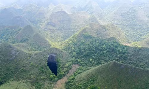 Công viên địa chất Leye Fengshan là một địa danh nổi tiếng với các khối trầm tích, phần lớn là các khối đá cacbonat dày đến 3.000 mét tồn tại cách đây trên 400 triệu năm. Nơi đây còn được mệnh danh là vùng đất của các hang động và cây cầu tự nhiên dài nhất thế giới.