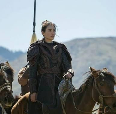 Thậm chí những năm cuối đời, Hốt Tất Liệt đã từng treo thưởng tới 10 vạn lượng vàng cùng 1000 con ngựa chiến cho bất cứ ai lấy được đầu của Hốt Thốc Luân. Có tới 7 sát thủ được cử tới để ám sát bà nhưng tất cả đều bị Hốt Thốc Luân đánh bại và bắt làm tù binh.