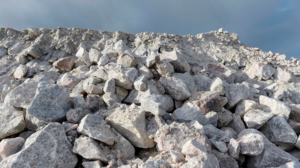 Các nhà nghiên cứu giải thích rằng cấu trúc tinh thể của màng chứa các lỗ đủ rộng cho phép các ion liti đi qua đồng thời ngăn chặn các ion kim loại lớn hơn khác.