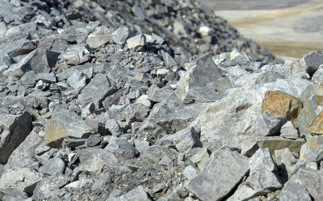 Mặc dù so với trên đất liền thì nước biển chứa lượng lithium nhiều hơn 5.000 lần, nhưng nó tồn tại ở nồng độ cực thấp, chỉ khoảng 0,2 phần triệu. Phương pháp tách liti ra khỏi hỗn hợp kim loại gồm cả natri, kali, magie trong nước biển cũng rất khó, hầu như thu được rất ít liti.