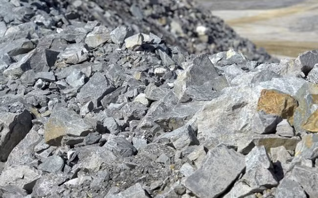 Mặc dù so với trên đất liền thì nước biển chứa lượng lithium nhiều hơn 5.000 lần, nhưng nó tồn tại ở nồng độ cực thấp, chỉ khoảng 0,2 phần triệu. Phương pháp tách liti ra khỏi hỗn hợp kim loại gồm cả natri, kali, magie trong nước biển cũng rất khó, hầu như thu được rất ít liti.