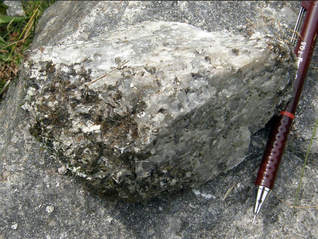 Các nhà nghiên cứu đã thử nghiệm hệ thống trên bằng cách sử dụng nước từ Biển Đỏ. Ở 3,25 V, tế bào sinh ra khí hiđro ở cực âm và khí clo ở cực dương. Điều này kích thích sự vận chuyển liti qua màng LLTO.