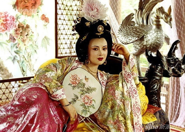 Bà còn ngâm mật hoa với cánh hoa tươi trong thùng nước để tắm, nhằm khử mùi hôi trên cơ thể và tỏa hương tự nhiên. Ngoài ra, Dương Quý Phi còn chuộng sử dụng tinh dầu hoa nhài, dầu cây trinh nữ, tinh dầu huân y thảo, dầu đương quy, xà sàng tử...