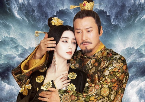 Thế nhưng Hoàng đế vừa nhìn nàng đã si mê, lại ngại thân phận con dâu. Sau đó, một mỹ nhân khác là Vi thị đã được đưa vào làm Thọ vương phi rồi để Đường Huyền Tông nạp Dương Ngọc Hoàn vào cung làm phi tử.